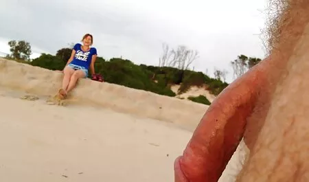 Pelirroja krala y bebiendo anal casero duro con un condón