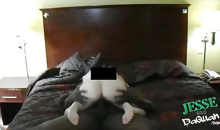 Joven checa casa de un coche y se sentó en sexxo duro un coño en su polla
