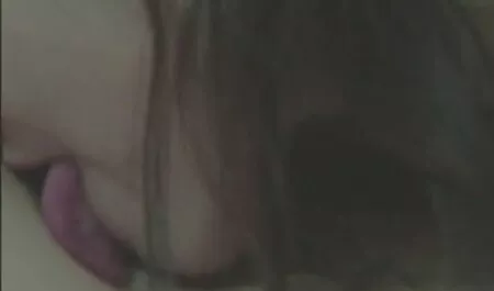 Después de lavar el cuerpo en el baño, una mujer limpia los muslos y los follando duro casero seca
