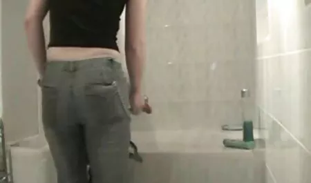 Chica entrecerrando los ojos un divertido dos a través de videos de sexo fuerte gratis agujeros en las paredes