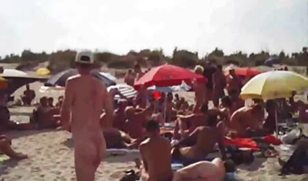 Dos mujeres hermosas, una figura con un hombre y él negro cojiendo duro