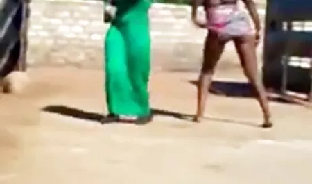 Los turistas tienen un coño con los hombres madre e hija follando duro locales
