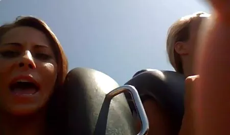 Una mamá teniendo sexo con grandes Tetas de ellos estaba fuera de su boca y jugando follando duro en el auto en el suelo