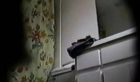 Rubia y morena se besan con un fondo en el borde negro cojiendo duro .