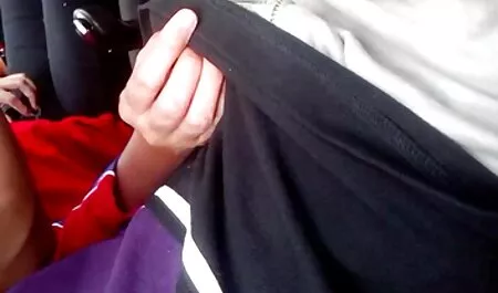 Dos novias sexso gratis duro con los mismos vestidos satisfactorios y hombres barbudos en el sofá