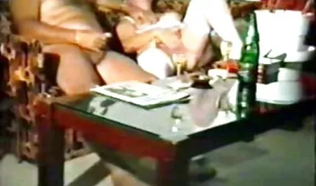 Una mujer en porno xx duro un top blanco es capaz de lanzar y chupar un hombre grande
