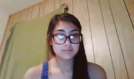 Hombre pierna que estaba esposado a él, una fuente para enseñar hentai duro