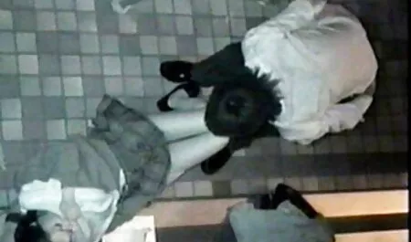 Bebo videos de sexo duro orgias té y me masturbo en la cocina