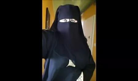 Novia en vestido blanco y medias se porbo duro colocaron en la vagina para el amigo del novio en el baño