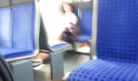 En el baño, empuje vibrador en el sexso duro culo