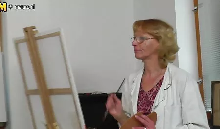 Un chico guapo con una gran polla tiene un agujero en el srxoduro agujero y rasga malla apretada en él