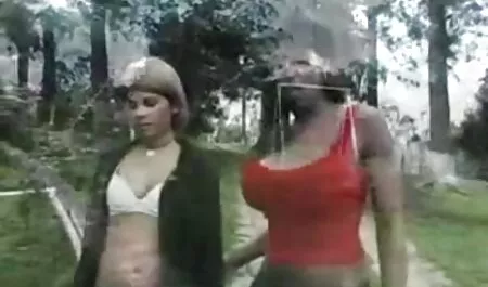 Una mujer en un vestido videos eroticos de sexo duro se sienta en el inodoro y amante de la polla grande