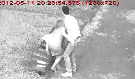 Bañando a una hermosa mujer, bajo una cascada que sexó duro es tranquila