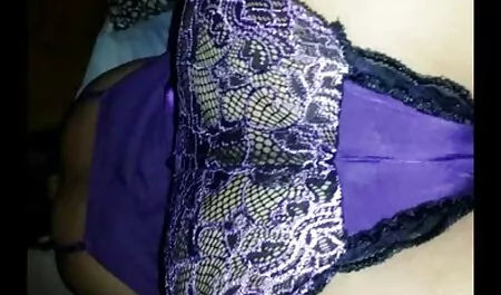 Por la xexofuerte mañana, las chicas comienzan a chupar un miembro de su amante.