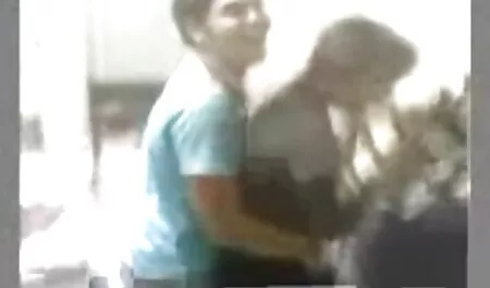 Chica caída palos juguetes en coño video de xxx duro