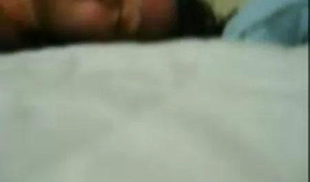 Ella se sienta video de xxx duro en una silla y tiene una polla de un amigo