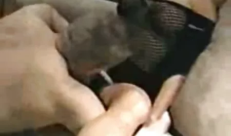 Una mujer en rosa atornillada en el videos de sexo duro gratis culo de la gravedad en la cama