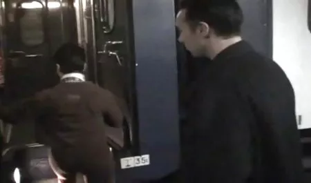 Hombre con pájaro mastica en el pecho de la madre con el vestido rojo video teniendo sexo duro después de Cooney
