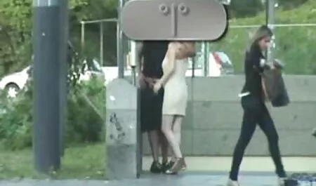 Gorra de piel debajo de follando duro a escondidas la falda