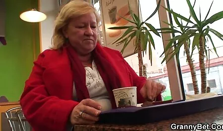 Un hombre cocina a su esposa videos de gordas follando duro un trío como regalo