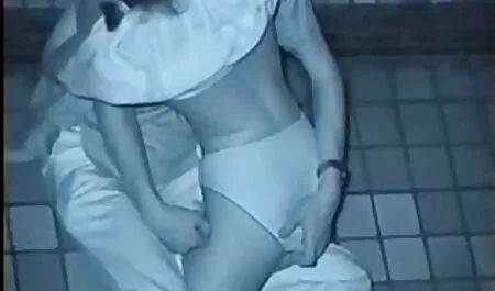 Hombre calvo a la edad follando duro con mi prima de 18 años, y su igualmente
