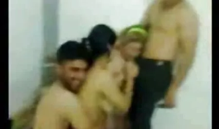 Belleza, follando duro con un negro pantalones cortos, sentado en la cara de gafas de hombre