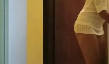 Rubia video sex duro juguetes suave almohada en el suelo y diversión con una polla,