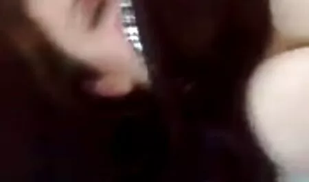 Chica lesvianas cogiendo duro delgada en silla