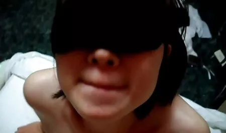 La boca de un corazón para los jóvenes se libera xxx duro y fuerte en un círculo