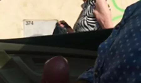 La novia y el novio se empujan mutuamente porno muy rudo al orgasmo con un vibrador