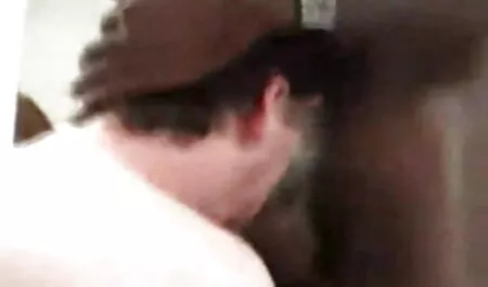 Un vecino, con un perno atornillado follando fuerte su amante con caderas anchas en el sombrero