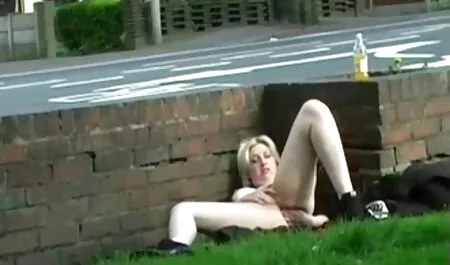 El hombre está listo para aceptar un trío con dos amigas, y lleva un videos de dexo duro sombrero