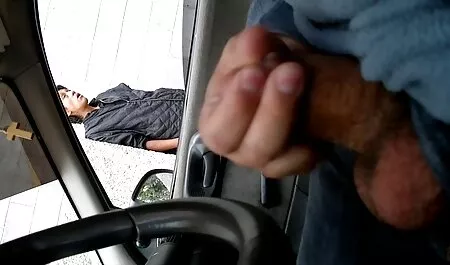 Amigo seducir quiero ver pornografía fuerte joven Bolt fry con sujetador negro en el asiento trasero del coche