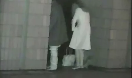 Viejo cerrado en el baño y en bien duro por el culo un hombre joven,