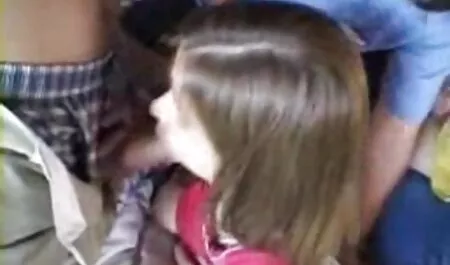 Las niñas hambrientas atraen a los porrno duro estudiantes a tener sexo en la cama