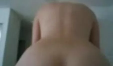 Chica, extraña en el sexo duro con penes enormes baño