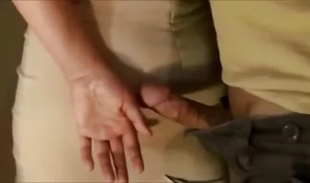 Amante xxx super fuerte amasando ancho de pan del atleta y sombrero de piel cubierta en el suelo