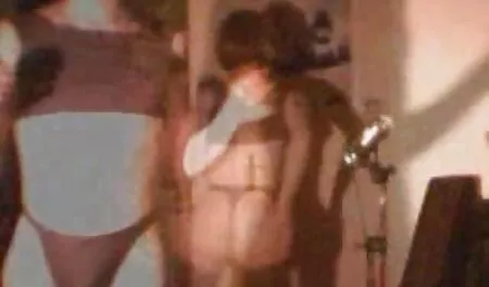 Mujer joven en medias y su xxx videos duros hijo y para él, en el sofá