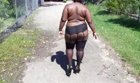 Mamá, con sexo duro gratis en español camisa negra y muestra cómo masturbarse