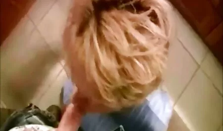 Sultán sex duro en un turbante atornilla a dos niños pequeños arrastrándose sobre la alfombra, y golpean