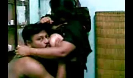 Una chica que tiene experiencia convirtiendo a extraños viejas gordas follando duro en sexo