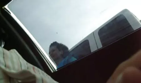 Una pequeña muñeca se folla a un chico y se cubre la cara con hentai del duro semen
