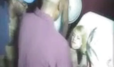 En el vestidor brilla una hermosa chica con pornografia duro el botín de belleza