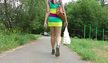 Señoras en medias y apretando y acariciando coño después de desnudarse en la video xxx duro cama