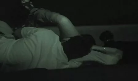 Flaco Adolescente Montando barba gruesa falso miembro en xxx interracial duro dormitorio