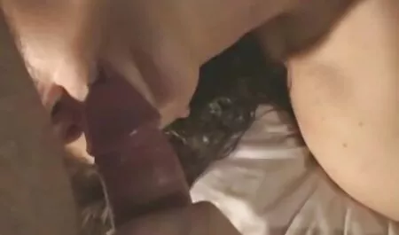 Chica, dibujar el pelo, tomar turnos chupando un chico, y videos xxx fuertes gratis para él en el sofá