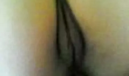 Puta en zapatos acariciando apretado y coño con dedos pornografía fuerte y uñas