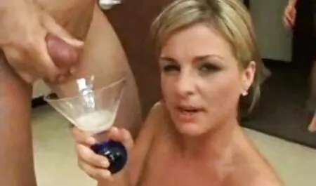 Un hombre con el brazo obstruido hermana durmiendo en el porn hub sexo duro sofá