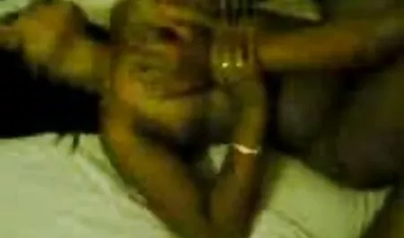 El hombre en los pantalones blancos es porno xx duro la hermosa Courtney en la boca y coño