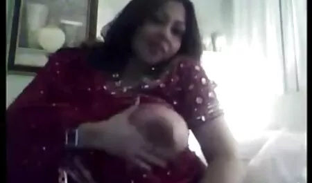 Flood en una madre e hija follando duro camiseta azul con su novio en la espalda